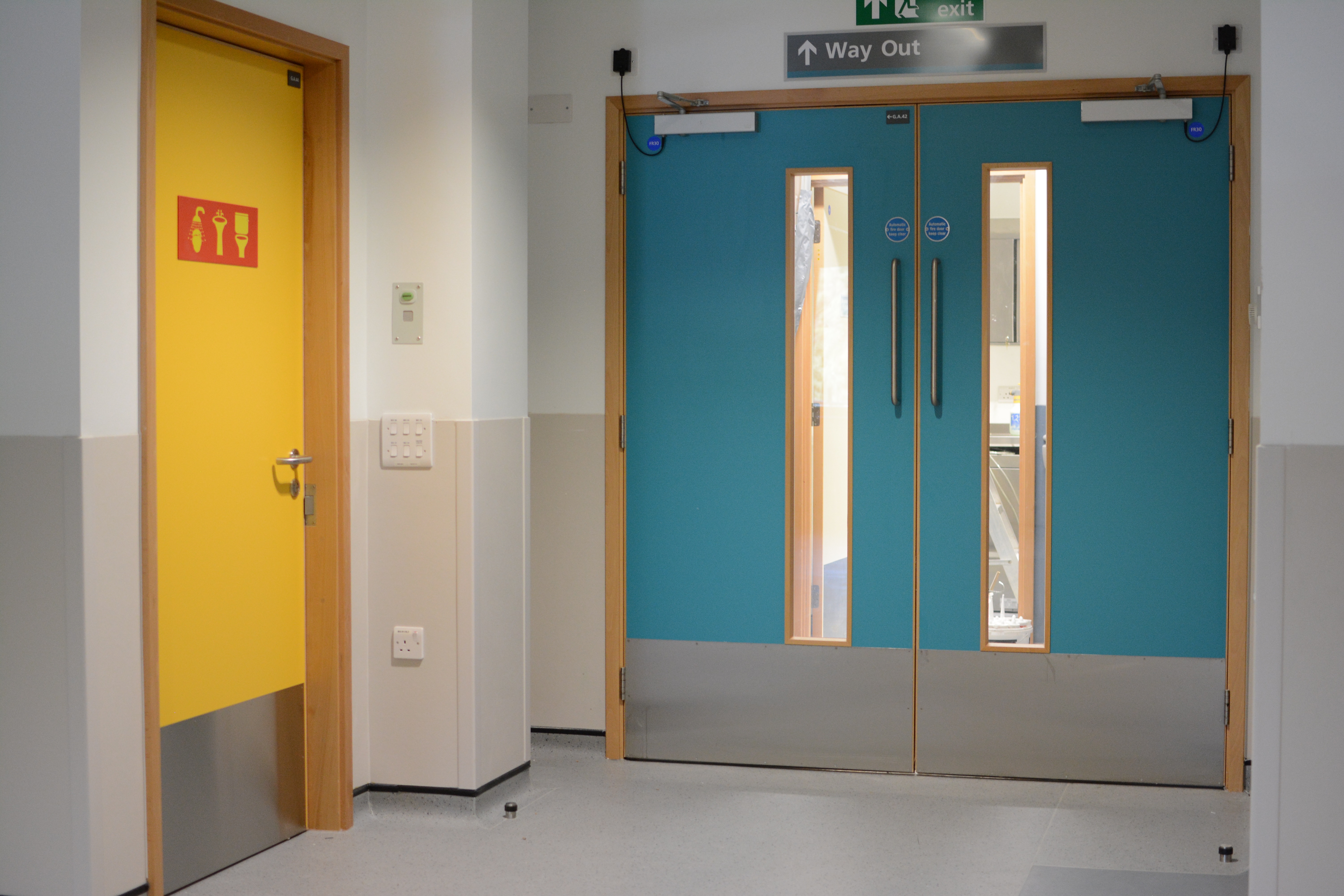 Двери для медицинских учреждений. Дверь в больнице. Пластиковые двери в больницах. Дверь в больнице со стеклом.